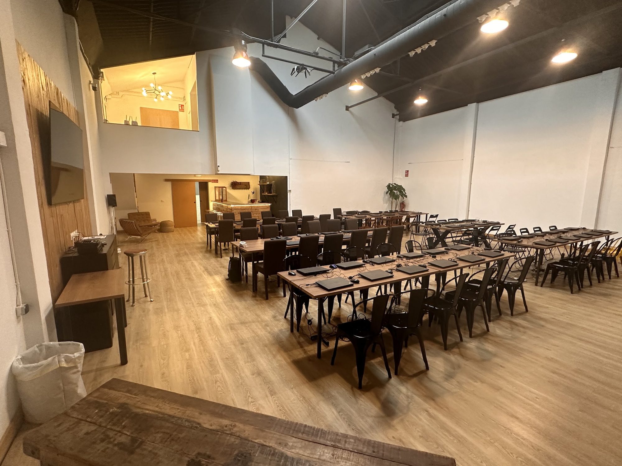 Banquete montado con mesas corridas