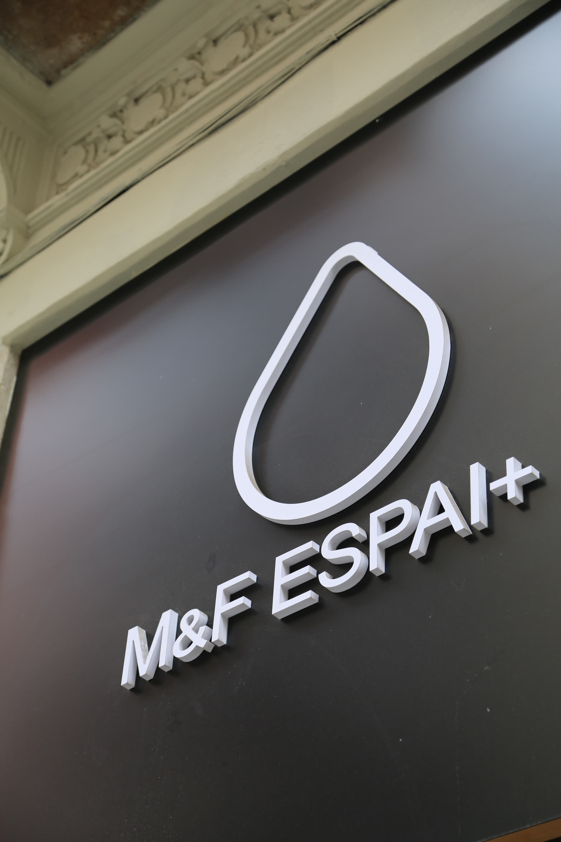 Rótulo de M&F Espai+ en el interior del espacio